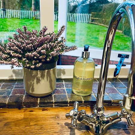Pool Cottage Bed!-2 Bed Cottage With Dog Walking Trails And Local Pub On Your Doorstep! Popular Walking Trails Nearby-Malvern Hills And The Brockhampton Estate- Peaceful Village On The Border Of Hereford And วุร์สเตอร์ ภายนอก รูปภาพ