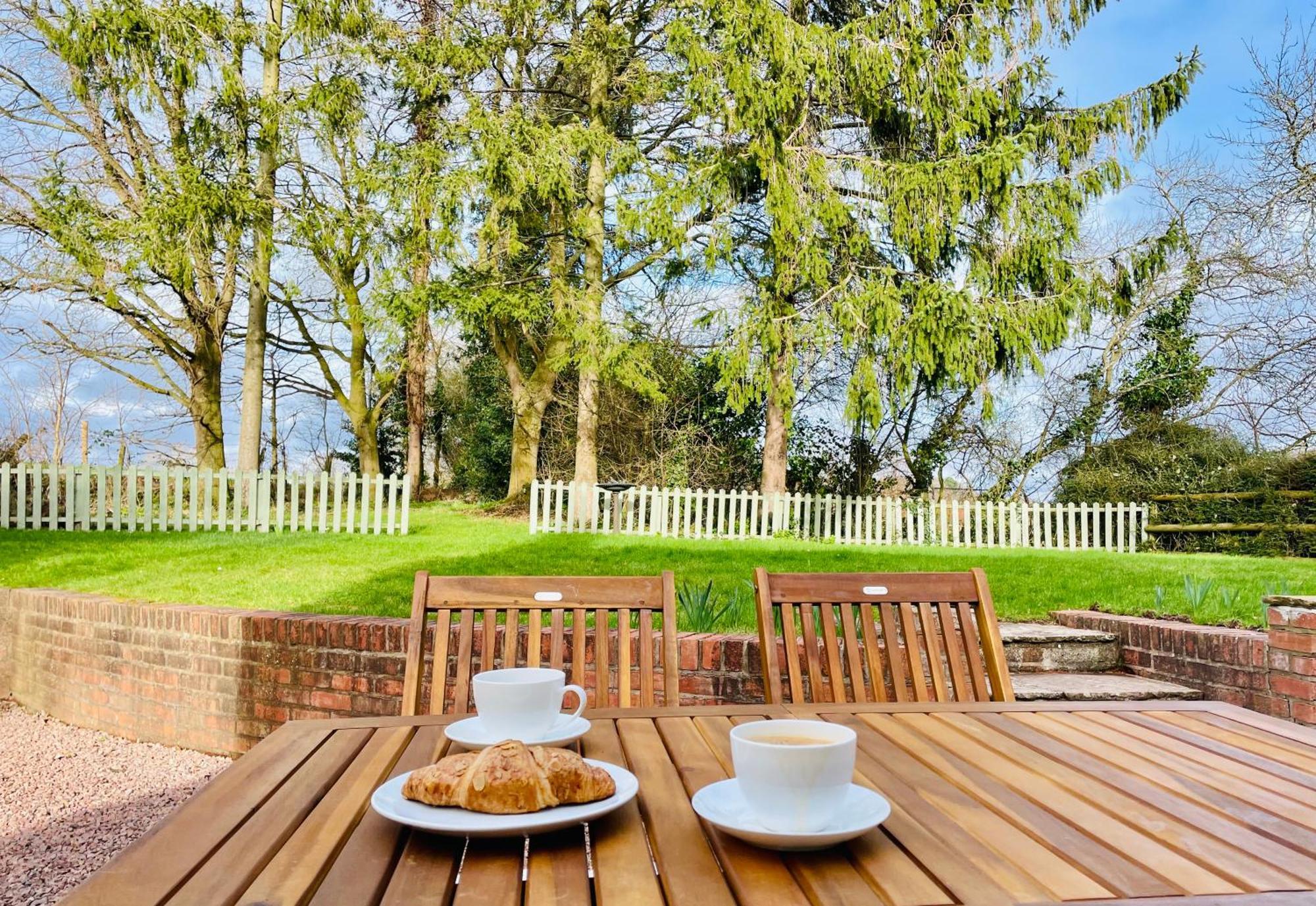Pool Cottage Bed!-2 Bed Cottage With Dog Walking Trails And Local Pub On Your Doorstep! Popular Walking Trails Nearby-Malvern Hills And The Brockhampton Estate- Peaceful Village On The Border Of Hereford And วุร์สเตอร์ ภายนอก รูปภาพ