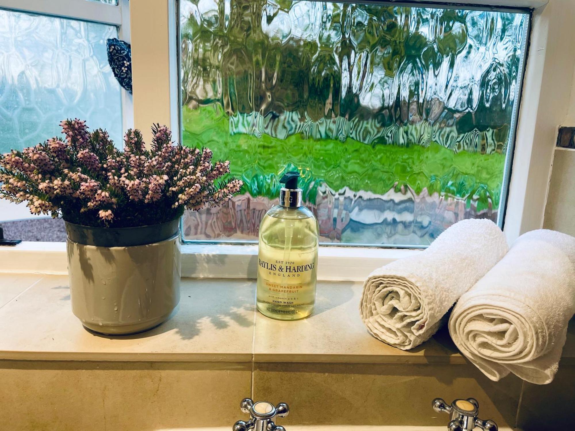 Pool Cottage Bed!-2 Bed Cottage With Dog Walking Trails And Local Pub On Your Doorstep! Popular Walking Trails Nearby-Malvern Hills And The Brockhampton Estate- Peaceful Village On The Border Of Hereford And วุร์สเตอร์ ภายนอก รูปภาพ